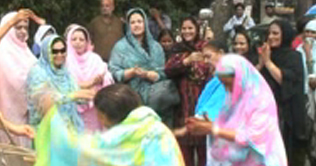 Nawaz Sharifs acquittal: PML-N workers rejoice, distribute sweets 